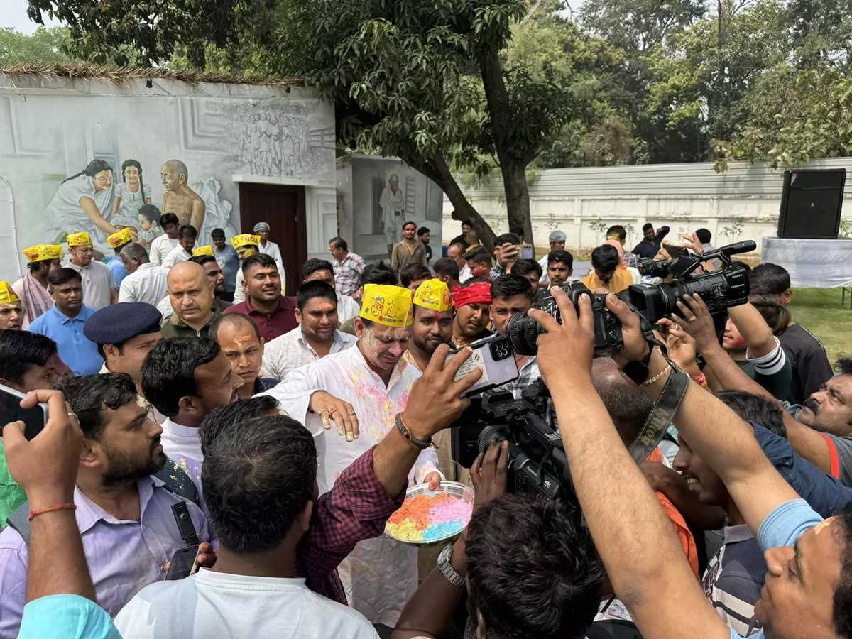 बिहार : तेज प्रताप पर चढ़ा वसंत का खुमार, जमकर खेली होली, फाग गाया